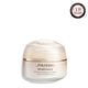 Un frasco redondo, color melocotón de la crema Shiseido Benefiance Wrinkle Smoothing Eye Cream. El frasco cerrado muestra el nombre del producto en inglés y francés.