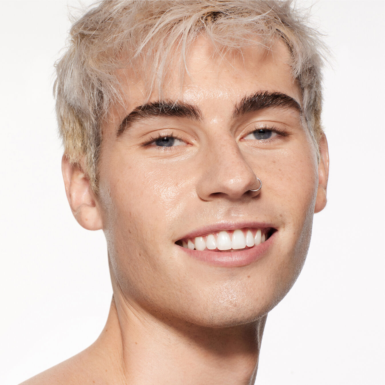"Retrato de un modelo usando Shiseido Revitalessence Skin Glow Foundation SPF 30 en el tono 260 Cashmere. La piel de las modelos luce más suave y luminosa gracias al acabado de cobertura media de la base de maquillaje".