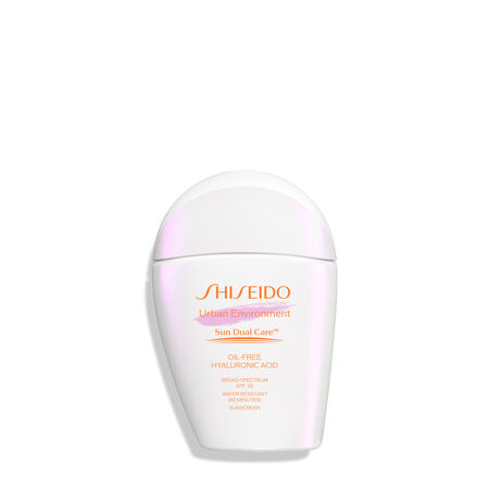 Frasco blanco cerrado y redondeado de Shiseido Urban Environment Oil-Free Sunscreen SPF 42 de 30 ml sobre un fondo blanco. La etiqueta incluye el nombre del producto, así como la descripción de que no contiene aceites, contiene ácido hialurónico, es un producto de amplio espectro y es resistente al agua por hasta 40 minutos. La imagen también indica que este producto está recomendado para uso diario por la Skin Cancer Foundation y que ha sido galardonado en Estados Unidos con el Prix D'Excellence De La Beauté 2023 de Marie Claire.