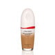 "An oval-shaped bottle of Shiseido Revitalessence Skin Glow Foundation SPF 30 in shade 360 Citrine. La etiqueta de la botella es blanca con un detalle en rojo. El texto en la etiqueta muestra el título del producto, and its sunscreen protection. "