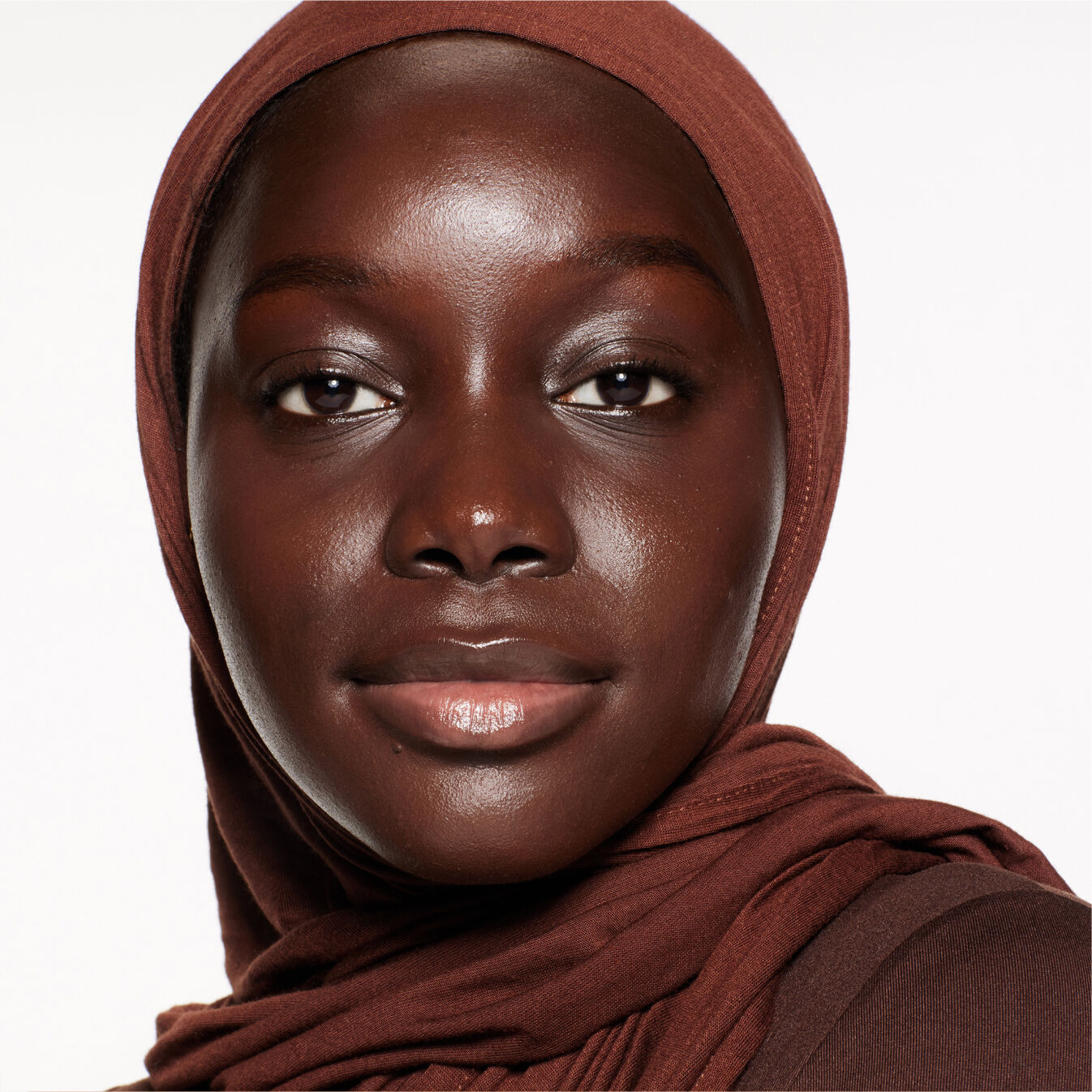 "Retrato de un modelo usando Shiseido Revitalessence Skin Glow Foundation SPF 30 en el tono 560 Obsidian. La piel de las modelos luce más suave y luminosa gracias al acabado de cobertura media de la base de maquillaje".