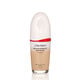 An oval-shaped bottle of Shiseido Revitalessence Skin Glow Foundation SPF 30 in shade 260 Cashmere. La etiqueta de la botella es blanca con un detalle en rojo. El texto en la etiqueta muestra el título del producto, y su protección solar.