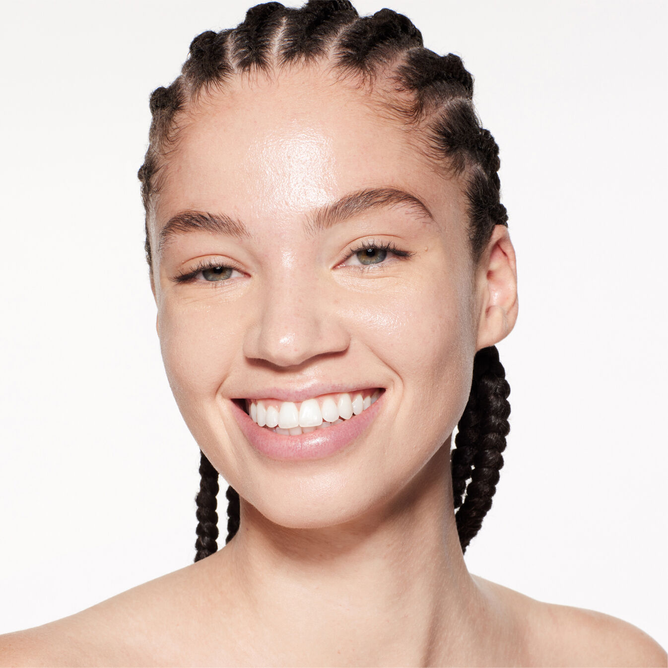 Retrato de un modelo usando Shiseido Revitalessence Skin Glow Foundation SPF 30 en el tono 220 Linen. La piel de la modelo luce más uniforme y luminosa gracias al acabado de cobertura media del maquillaje.