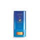 "Una barra cilíndrica cerrada, de color azul brillante, del filtro solar Shiseido Clear Sunscreen Stick SPF 50+, así como los detalles de SPF, protección, y resistencia al agua del filtro solar".