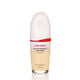 Una botella de forma ovalada de Shiseido Revitalessence Skin Glow Foundation SPF 30 en el tono 120 Ivory. La etiqueta de la botella es blanca con un detalle en rojo. El texto en la etiqueta muestra el título del producto, y su protección solar.