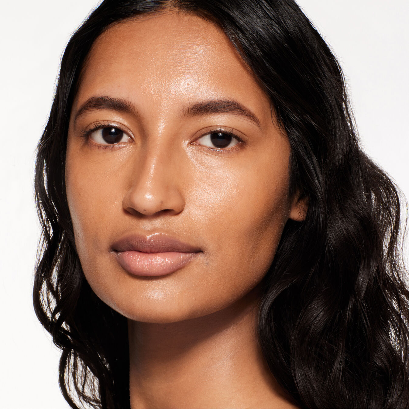"Retrato de un modelo usando Shiseido Revitalessence Skin Glow Foundation SPF 30 en el tono 410 Sunstone. La piel de las modelos luce más suave y luminosa gracias al acabado de cobertura media de la base de maquillaje".
